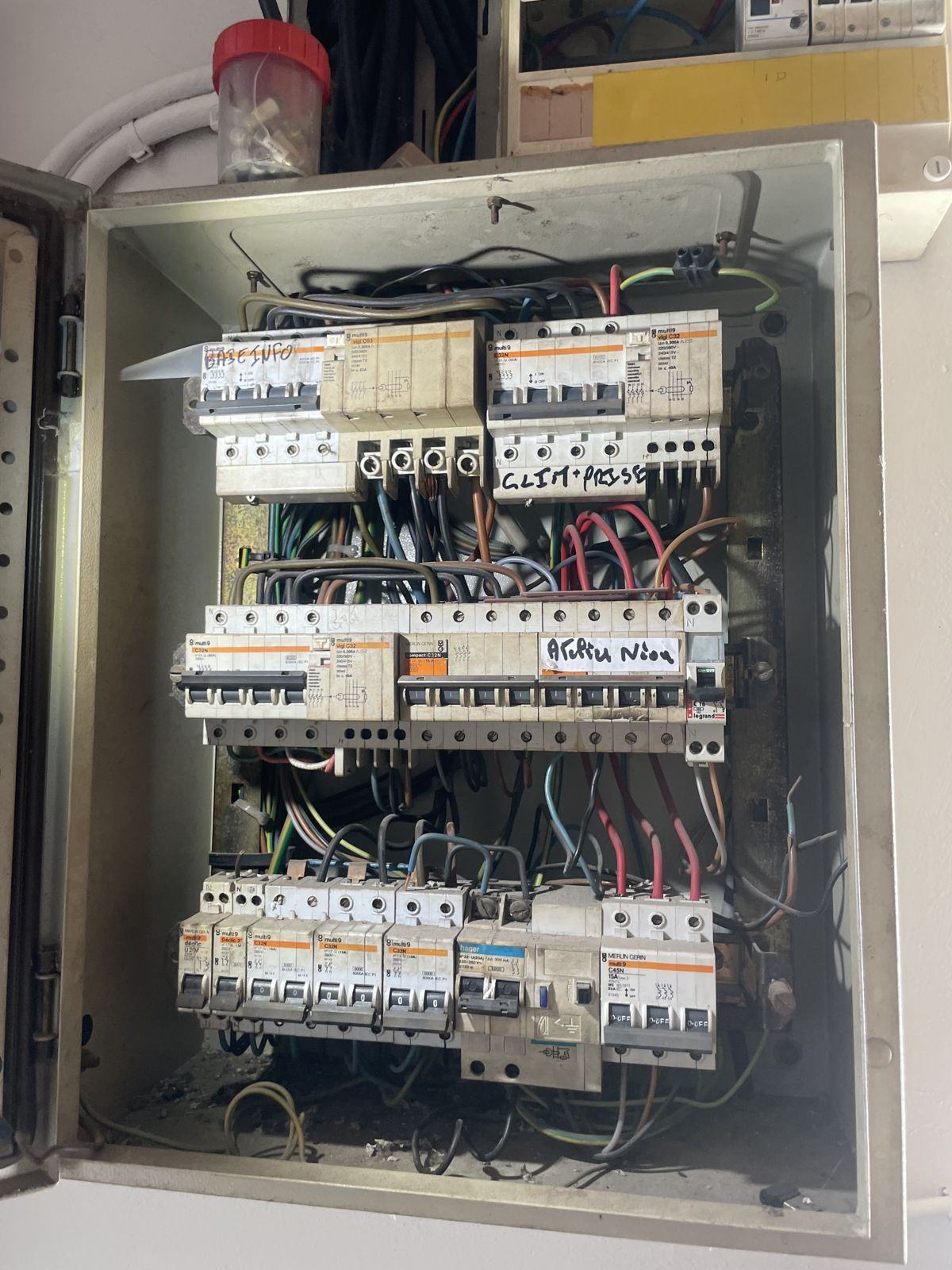 Diagnostic d'un tableau électrique lors d'un dépannage à Lyon