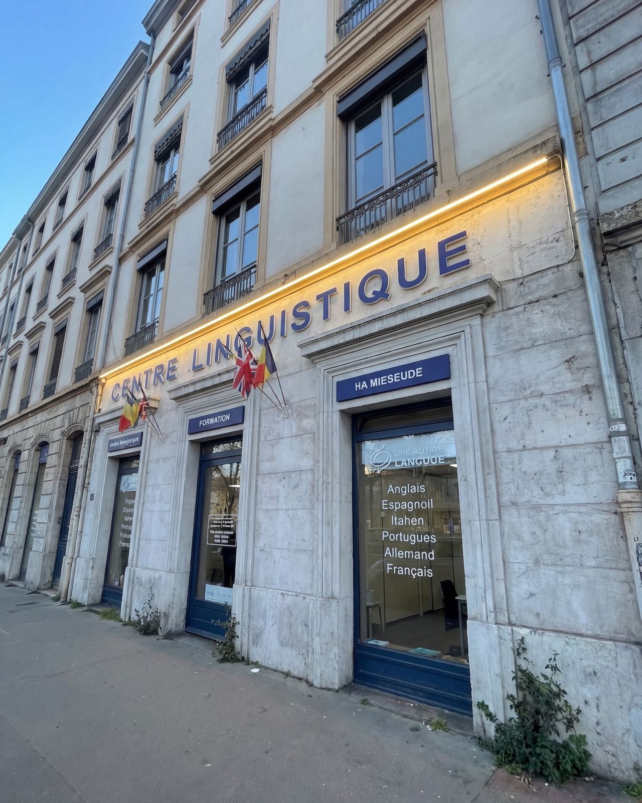 Éclairage LED de la façade d'un commerce à Lyon