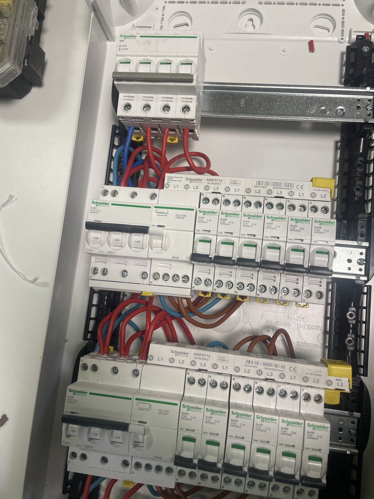 Tableau électrique Schneider installé par MKS Technology, électricien à Lyon
