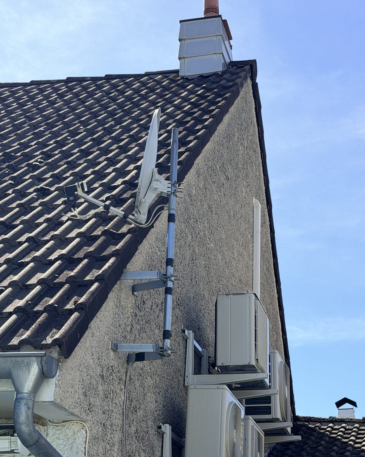 Mât d'antenne TNT installé en façade d'une maison à Lyon