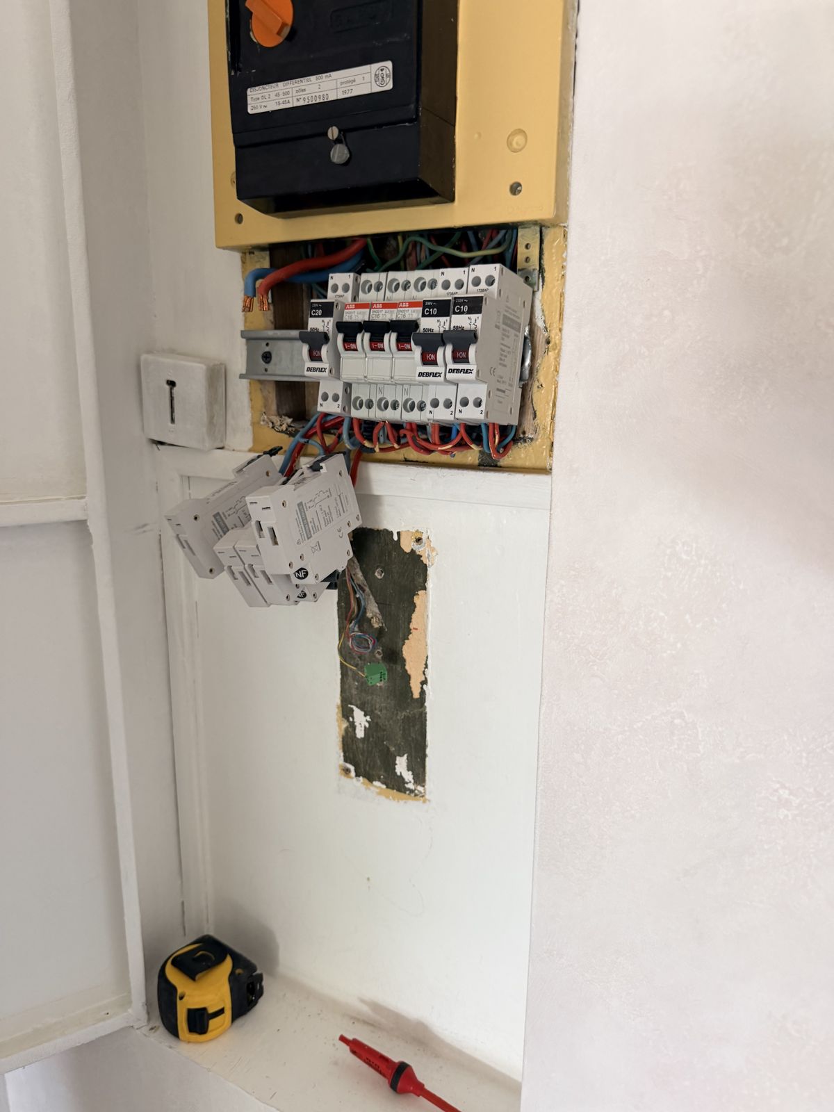Tableau électrique vétuste en panne avant dépannage à Lyon