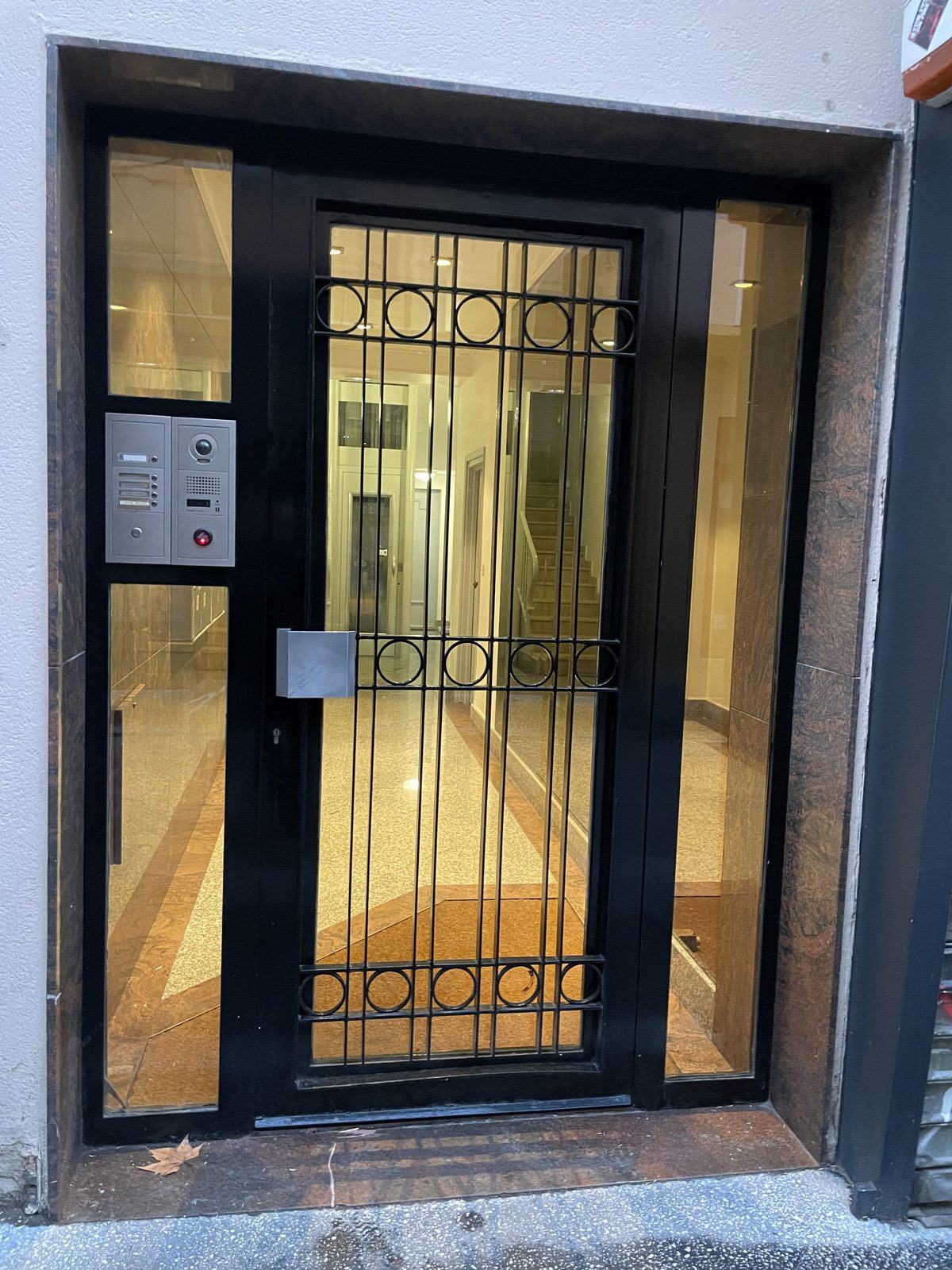 Entrée d'immeuble avec interphone et lecteur Vigik+ – MKS Technology, électricien à Lyon