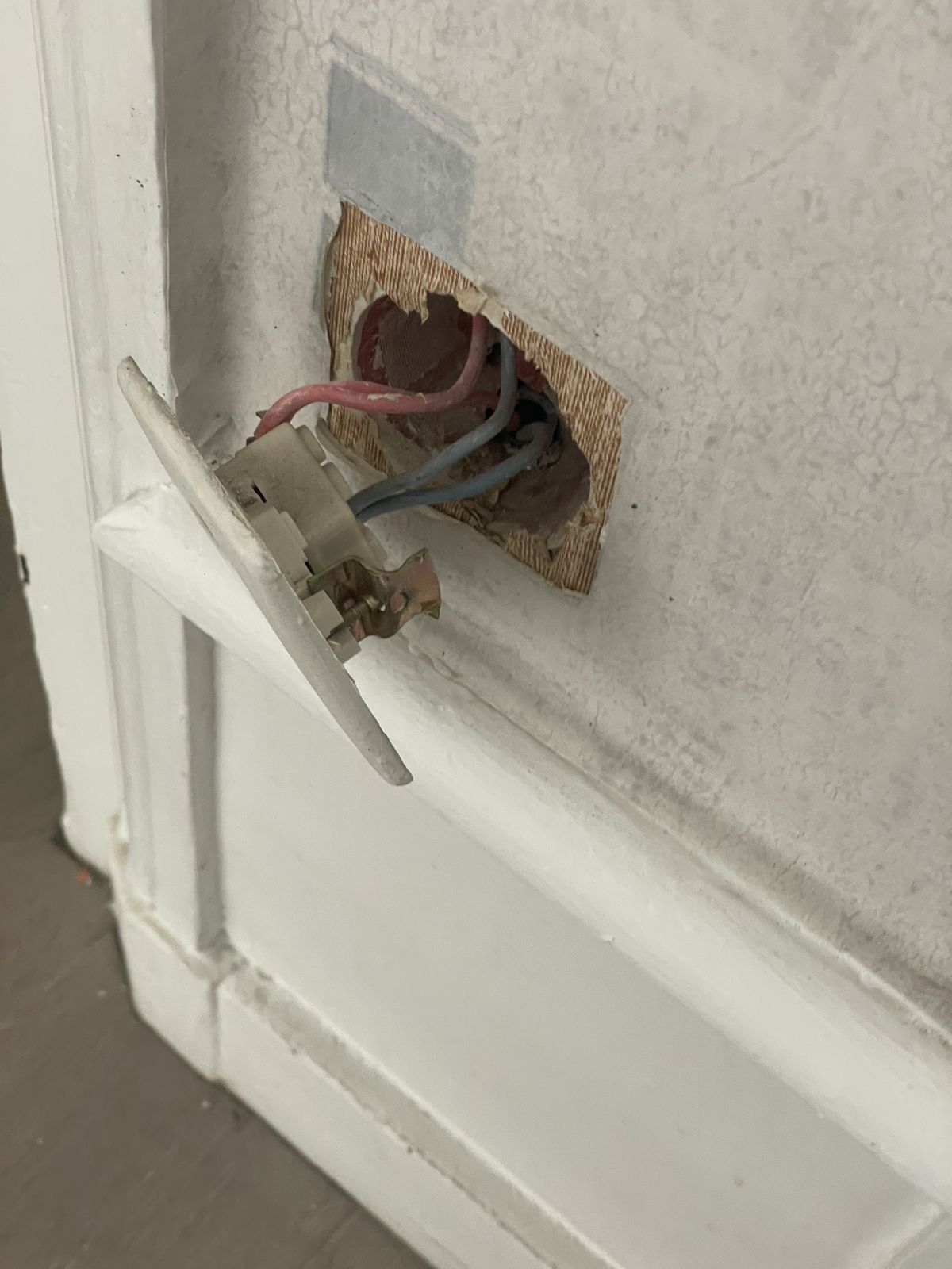 Prise électrique arrachée avant réparation par un électricien à Lyon