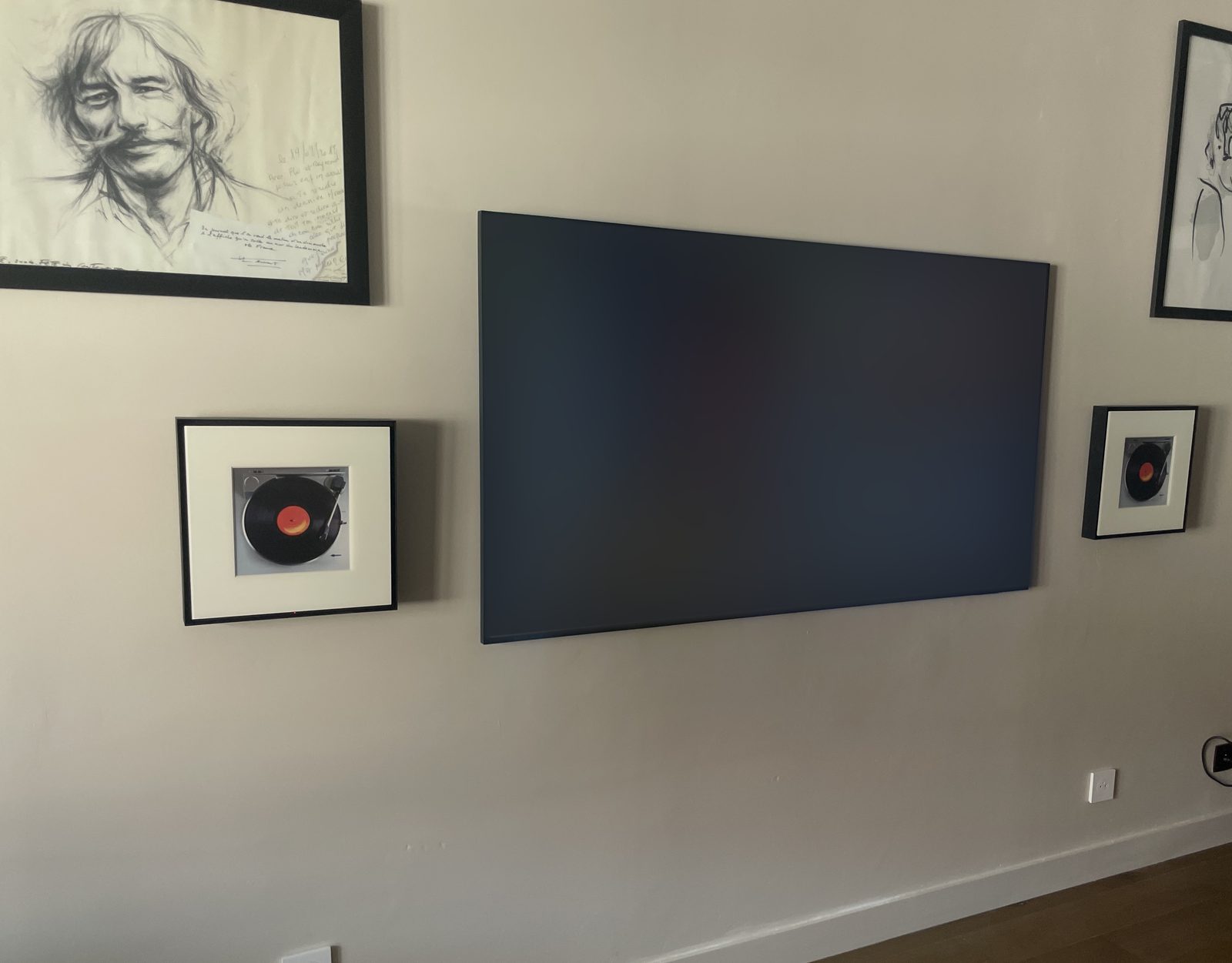Home cinéma : TV fixée au mur et enceintes-cadres Samsung Music Frame de chaque côté, installé par MKS Technology à Lyon