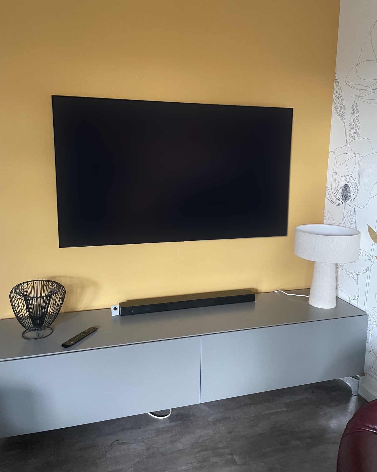 TV fixée au mur avec câbles cachés et barre de son, installée par MKS Technology à Lyon